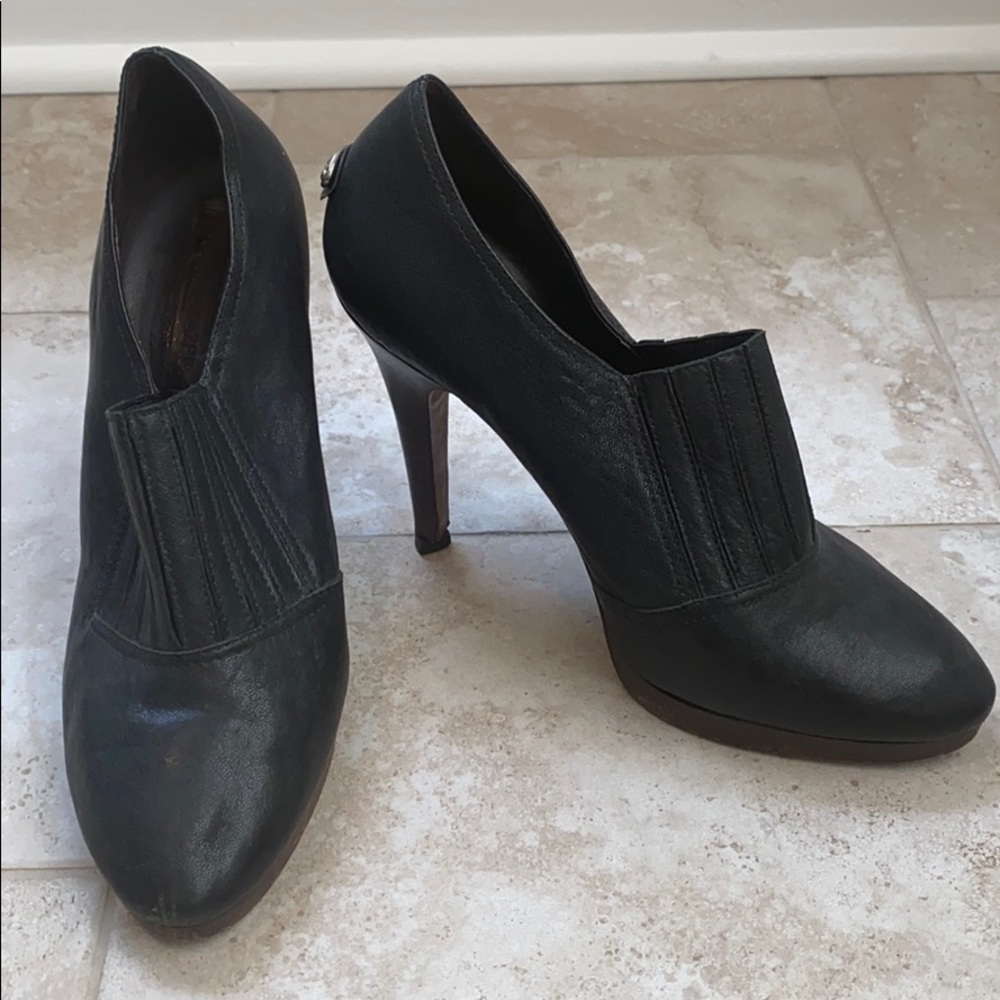 Women’s 8.5 BCBG black bootie